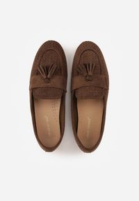 Renee - Brązowe Perforowane Mokasyny z Imitacji Zamszu Zdobione Frędzlami Vaeliane. Okazja: na co dzień. Kolor: brązowy. Materiał: zamsz. Wzór: aplikacja. Styl: casual, elegancki #9