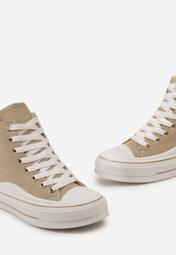 Renee - Ciemnobeżowe Trampki za Kostkę na Niskiej Platformie z Brokatową Ozdobą w Kształcie Serca Annexla. Okazja: na co dzień. Wysokość cholewki: za kostkę. Kolor: beżowy. Wzór: aplikacja. Obcas: na platformie. Styl: casual