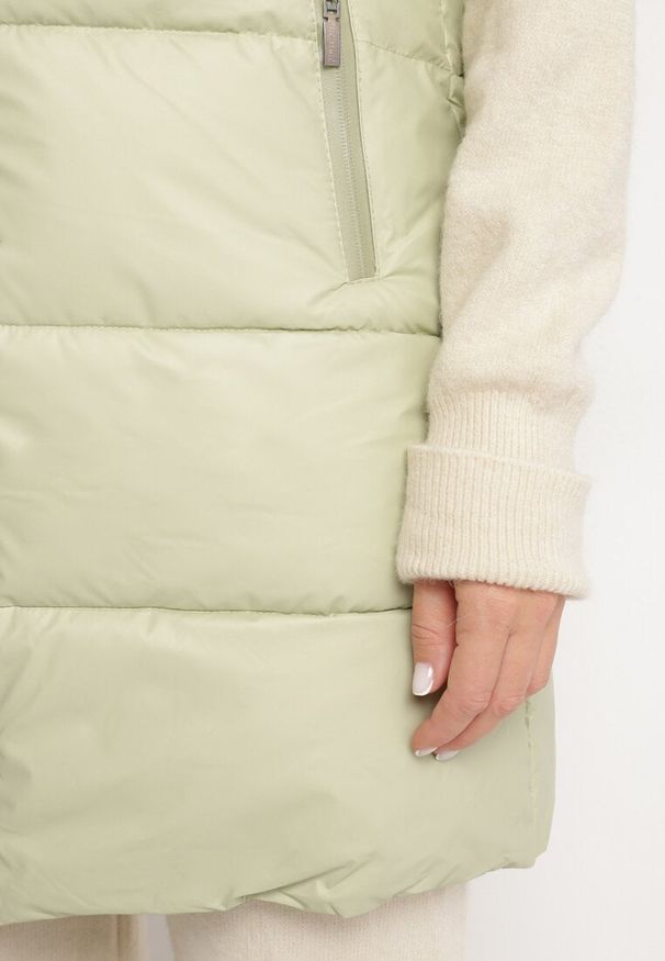 Born2be - Jasnozielona Pikowana Kamizelka Przejściowa z Kapturem i Kieszeniami Lentira. Okazja: na co dzień. Typ kołnierza: kaptur. Kolor: zielony. Materiał: tkanina, jeans. Styl: casual, klasyczny