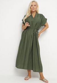 Born2be - Zielona Wiskozowa Sukienka Pudełkowa z Cienkim Paskiem i Kieszeniami Lumivorae. Okazja: na co dzień. Kolekcja: plus size. Kolor: zielony. Materiał: wiskoza. Typ sukienki: proste, dla puszystych. Styl: elegancki, casual