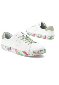 Białe Sneakersy Vinceza Stylowe Obuwie Damskie Ze Skóry Naturalnej. Okazja: na co dzień. Kolor: biały. Materiał: skóra. Szerokość cholewki: normalna. Wzór: napisy, kolorowy. Styl: elegancki #5
