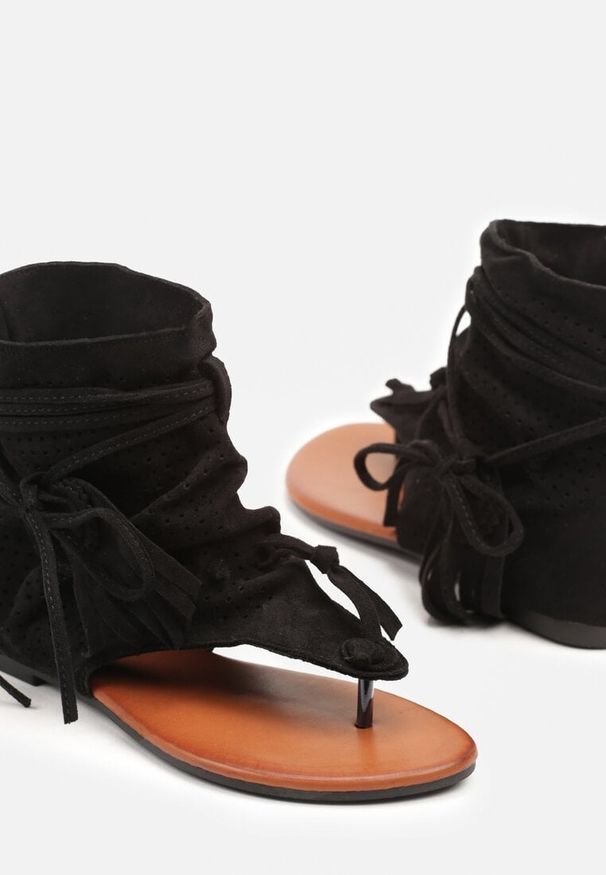Born2be - Czarne Klapki w Stylu Botków Japonki Ozdobione Wiązaniem Ciariana. Okazja: na co dzień. Kolor: czarny. Wzór: aplikacja. Styl: casual