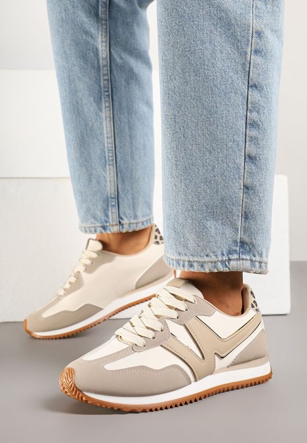 Renee - Beżowe Sneakersy z Geometrycznym Wzorem i Metaliczną Wstawką Zolio. Okazja: na co dzień. Zapięcie: sznurówki. Kolor: beżowy. Materiał: jeans. Wzór: geometria