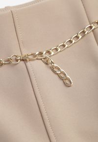 Born2be - Beżowe Spodnie Dzwony z Łańcuszkiem Riselda. Kolor: beżowy. Materiał: tkanina. Wzór: jednolity, gładki #3