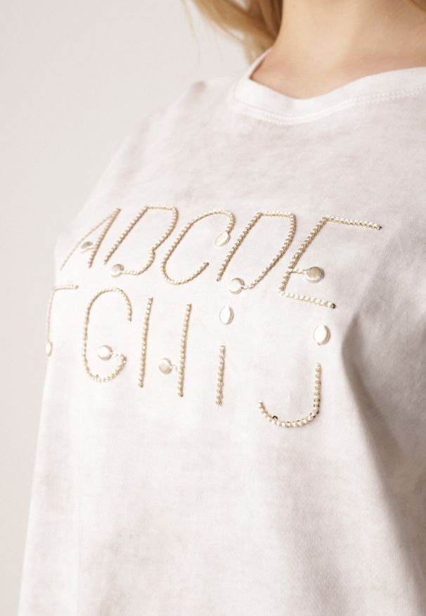 Born2be - Biały Oversizowy T-shirt z Bawełny Zdobiony Haftem z Cekinami Pidella. Okazja: na co dzień. Kolor: biały. Materiał: bawełna. Wzór: haft, aplikacja. Styl: casual, elegancki