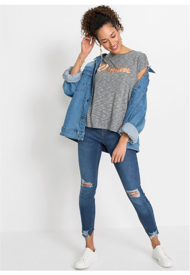 bonprix - Długi shirt z wypukłym napisem. Kolor: szary. Długość: długie. Wzór: napisy. Styl: elegancki