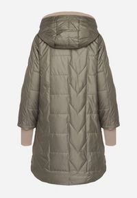 Born2be - Zielona Pikowana Kurtka z Kapturem i Przedłużonym Tyłem Tulara. Okazja: na co dzień. Typ kołnierza: kaptur. Kolor: zielony. Materiał: jeans. Wzór: aplikacja. Styl: casual, elegancki #2