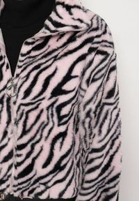 Born2be - Jasnoróżowa Futrzana Kurtka w Zebrę o Prostym Kroju ze Ściągaczem i Kieszeniami Velsomi. Kolor: różowy. Materiał: futro. Wzór: motyw zwierzęcy. Styl: elegancki #3