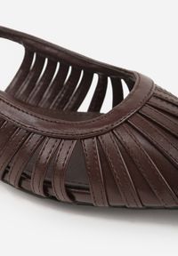 Born2be - Brązowe Sandały na Płaskiej Podeszwie Ozdobione Wycięciami Auraly. Okazja: na co dzień. Zapięcie: sprzączka. Kolor: brązowy. Materiał: jeans. Wzór: aplikacja. Obcas: na płaskiej podeszwie. Styl: casual, elegancki #9