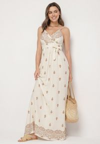 Born2be - Kremowo-Beżowa Bawełniana Sukienka Rozkloszowana z Kopertowym Dekoltem i Wiązaniem Revevra. Okazja: na randkę, na co dzień. Typ kołnierza: dekolt kopertowy. Kolor: beżowy. Materiał: bawełna. Długość rękawa: na ramiączkach. Typ sukienki: kopertowe. Styl: casual #3