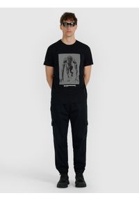 4f - 4F T-shirt regular z nadrukiem męski - czarny XXL. Okazja: na co dzień. Kolor: czarny. Materiał: materiał, bawełna. Wzór: nadruk. Styl: casual