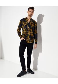 Versace Jeans Couture - VERSACE JEANS COUTURE - Czarna koszula z barokowym nadrukiem. Kolor: czarny. Materiał: wiskoza. Długość rękawa: długi rękaw. Długość: długie. Wzór: nadruk