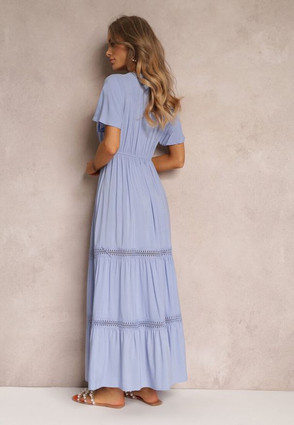 Renee - Jasnoniebieska Długa Sukienka Zdobiona Koronkowymi Wstawkami z Gumką w Pasie Nasma. Kolor: niebieski. Materiał: koronka. Długość rękawa: krótki rękaw. Wzór: aplikacja. Styl: wakacyjny. Długość: maxi