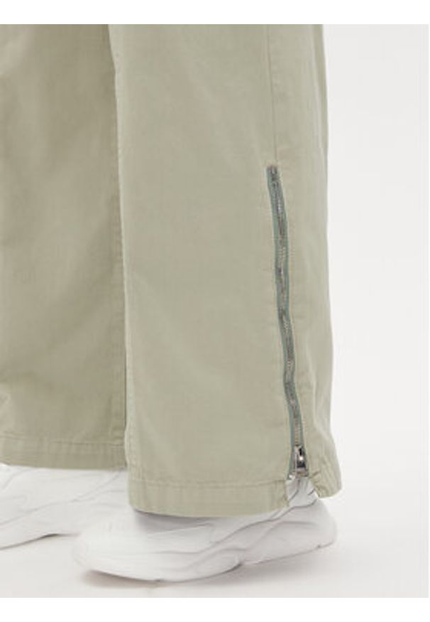 Hugo - HUGO Spodnie cargo Holoma 50536955 Zielony Relaxed Fit. Kolor: zielony. Materiał: bawełna