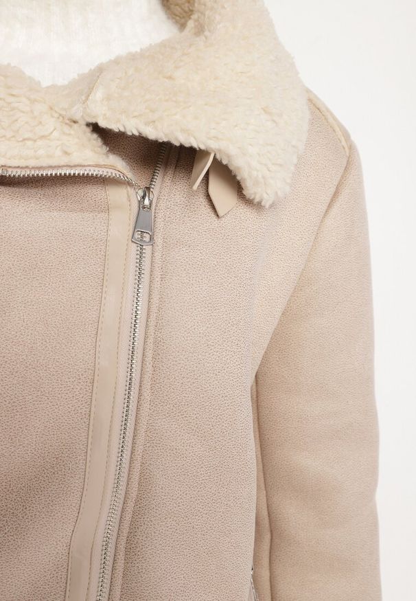 Born2be - Beżowa Kurtka Biker Ozdobiona Wstawkami z Futerka i Paskami Nonnie. Okazja: na co dzień. Kolor: beżowy. Materiał: futro. Długość rękawa: długi rękaw. Długość: długie. Wzór: aplikacja. Styl: klasyczny, casual, elegancki