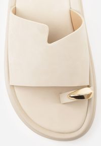 Born2be - Beżowe Klapki Typu Japonki z Metaliczną Ozdobą Samrina. Okazja: na co dzień. Kolor: beżowy. Materiał: jeans, koronka. Wzór: aplikacja. Sezon: lato. Styl: casual #6