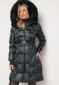 Born2be - Ciemnozielona Pikowana Kurtka o Długim Kroju Ozdobiona Paskiem i Odpinanym Futerkiem Milirra. Okazja: na spacer. Kolor: zielony. Materiał: futro. Długość: długie. Wzór: aplikacja. Styl: elegancki, wizytowy #5