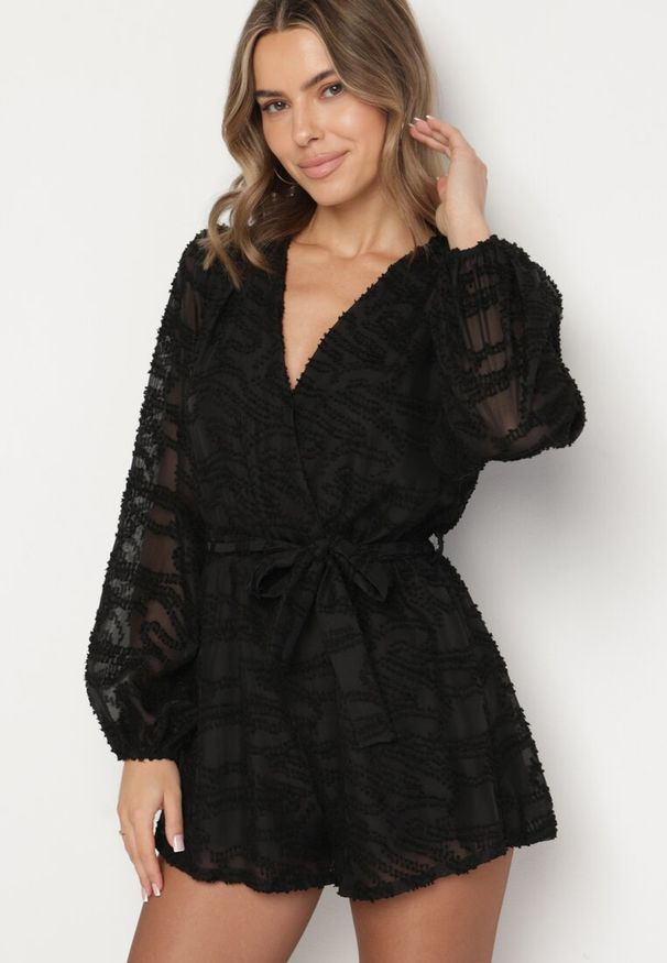 Born2be - Czarny Krótki Kombinezon z Siateczkowymi Rękawami i Wiązanym Paskiem Zenalea. Okazja: na imprezę, na randkę. Kolor: czarny. Długość: krótkie. Styl: elegancki