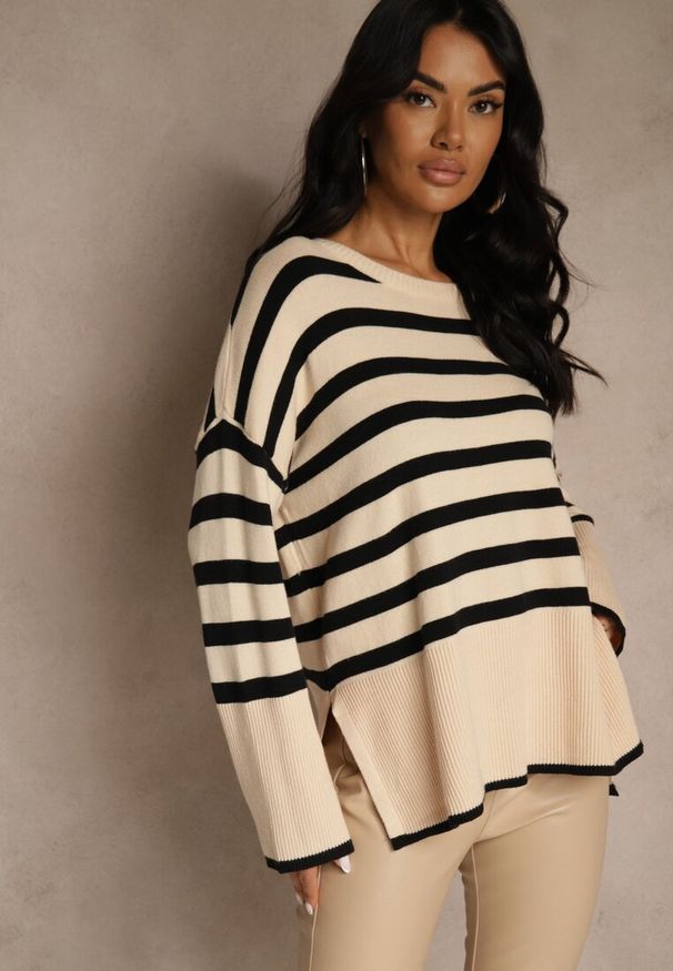 Renee - Kremowo-Czarny Sweter Oversize w Paski Kalitusa. Okazja: na co dzień. Kolor: czarny. Materiał: jeans. Wzór: paski. Styl: casual