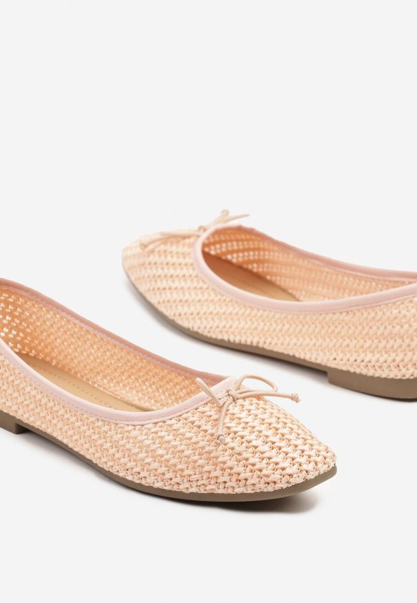 Renee - Jasnoróżowe Plecione Balerinki z Ozdobną Kokardką Koriappe. Okazja: na co dzień. Zapięcie: pasek. Kolor: różowy. Styl: elegancki, casual