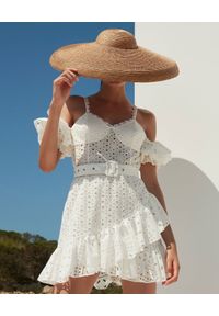 CHARO RUIZ IBIZA - Biała sukienka mini Denisse. Kolor: biały. Materiał: koronka. Długość rękawa: na ramiączkach. Wzór: ażurowy. Sezon: lato. Typ sukienki: dopasowane. Długość: mini #2