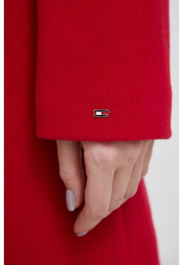 TOMMY HILFIGER - Tommy Hilfiger Płaszcz wełniany kolor czerwony przejściowy dwurzędowy. Okazja: na co dzień. Kolor: czerwony. Materiał: wełna. Wzór: gładki. Styl: casual, klasyczny