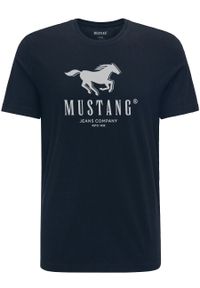 Mustang - MUSTANG ALEX C PRINT MĘSKI T-SHIRT KOSZULKA LOGO TEE DARK SAPPHIRE 1015051 4136. Okazja: na co dzień. Materiał: bawełna, jeans, skóra, materiał. Wzór: nadruk. Sezon: lato. Styl: klasyczny, casual, elegancki #1