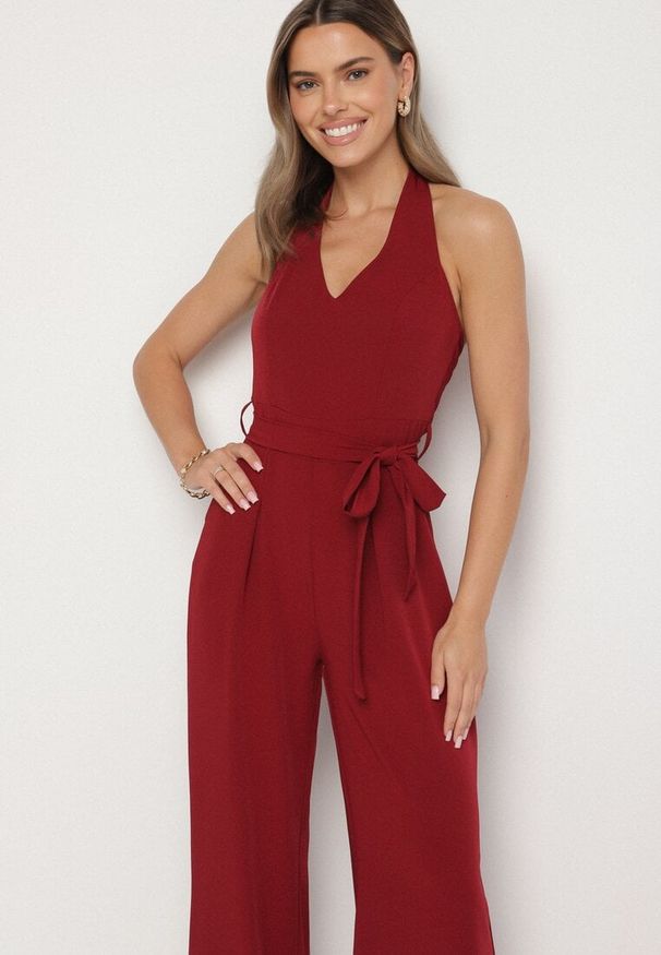 Born2be - Bordowy Taliowany Kombinezon z Paskiem Wiązaniem i Odkrytymi Plecami Malurea. Okazja: na imprezę, na co dzień. Kolor: czerwony. Materiał: jeans. Sezon: lato. Styl: casual
