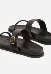 Renee - Czarne Klapki Ozdobione Paskami i Metaliczną Klamrą Ophiusi. Okazja: na co dzień. Kolor: czarny. Materiał: jeans. Wzór: aplikacja. Styl: casual #5