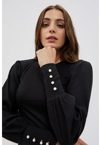 MOODO - Bluzka z półgolfem i guzikami na rękawach czarna. Kolor: czarny. Materiał: elastan, poliester