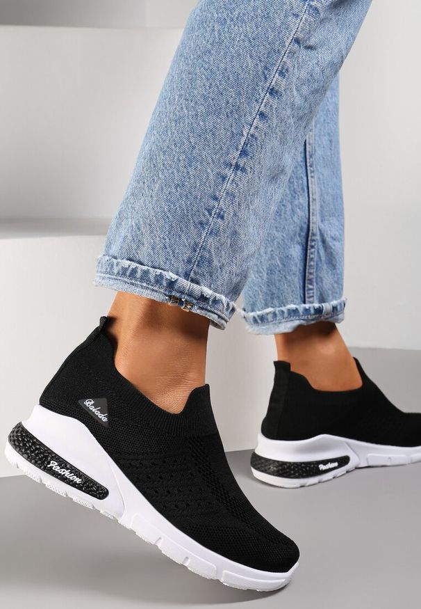 Renee - Czarne Buty Sportowe Amathane. Wysokość cholewki: przed kostkę. Zapięcie: bez zapięcia. Kolor: czarny. Materiał: materiał. Szerokość cholewki: normalna. Wzór: aplikacja. Obcas: na koturnie