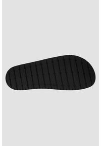Emporio Armani - EMPORIO ARMANI Czarne klapki Mules PVC logo. Kolor: czarny
