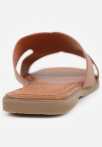 Born2be - Jasnobrązowe Płaskie Klapki z Kwadratowym Noskiem i Metalicznym Wykończeniem Quinivia. Okazja: na co dzień, na randkę, na spacer. Kolor: brązowy. Materiał: len. Sezon: lato. Styl: elegancki, casual #6