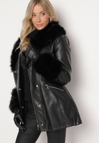 Born2be - Czarna Taliowana Kurtka z Imitacji Skóry Obszyta Futerkiem Tilista. Okazja: na co dzień. Kolekcja: plus size. Kolor: czarny. Materiał: skóra, futro. Długość rękawa: długi rękaw. Długość: długie. Styl: klasyczny, casual, elegancki #3