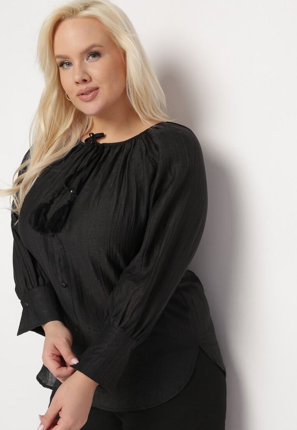 Born2be - Czarna Koszula Wiskozowa z Guzikami Ozdobnymi i Troczkami Aulina. Okazja: na spotkanie biznesowe, do pracy. Kolor: czarny. Materiał: wiskoza. Styl: biznesowy, elegancki