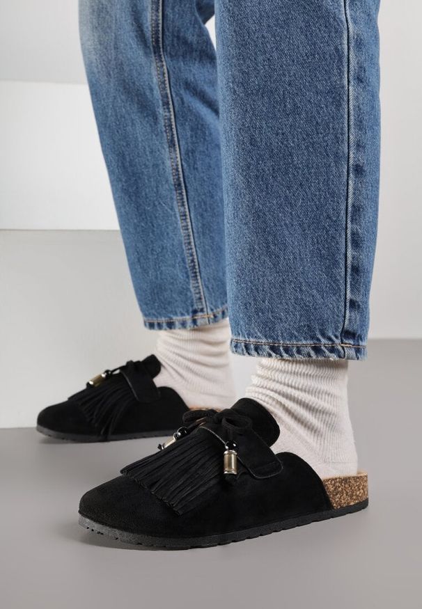 Born2be - Czarne Klapki Mule z Imitacji Zamszu Zdobione Koralikami i Frędzlami Elwedena. Kolor: czarny. Materiał: zamsz. Wzór: aplikacja. Styl: elegancki, boho, klasyczny