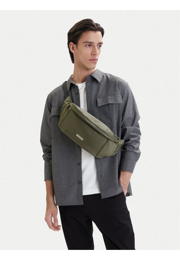 Calvin Klein Nerka Sleek Waistbag Sling LV04D3148G Zielony. Kolor: zielony. Materiał: skóra