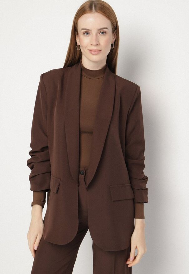 Born2be - Brązowa Niezapinana Marynarka Pudełkowa z Wiskozą z Marszczonymi Rękawami Feniravia. Okazja: do pracy, na spotkanie biznesowe. Kolor: brązowy. Materiał: wiskoza. Styl: biznesowy