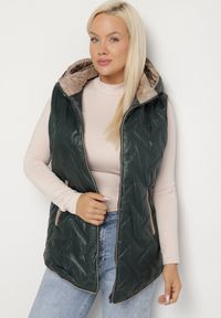 Born2be - Ciemnozielona Pikowana Kamizelka z Odpinanym Kapturem Rilanisa. Okazja: na co dzień. Kolor: zielony. Materiał: jeans. Styl: klasyczny, casual, elegancki #6