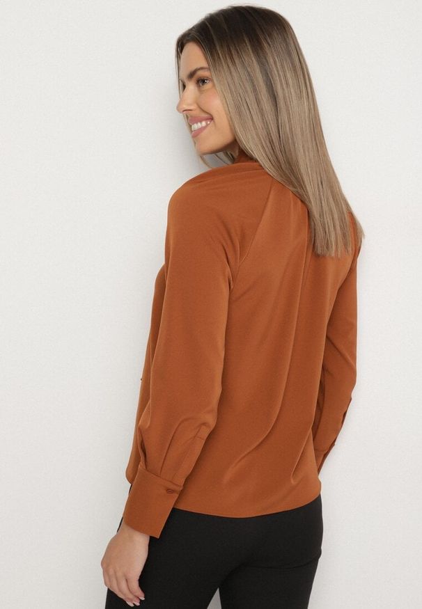 Born2be - Brązowa Bluzka Vices z Wiązaniem pod Szyją Averile. Okazja: na co dzień. Kolor: brązowy. Materiał: jeans. Styl: klasyczny, casual