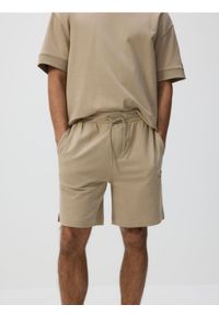 Reserved - Bawełniane szorty comfort - beżowy. Kolor: beżowy. Materiał: bawełna #1