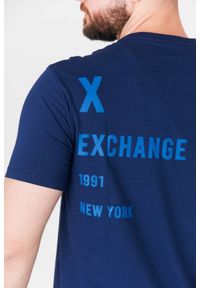 Armani Exchange - ARMANI EXCHANGE Granatowy t-shirt męski z niebieskim logo. Kolor: niebieski. Materiał: prążkowany. Wzór: nadruk