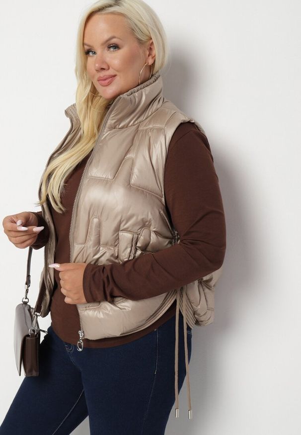 Born2be - Beżowa Kamizelka Pikowana z Wysokim Kołnierzem i Kieszeniami Irinae. Okazja: na co dzień, na spotkanie biznesowe. Kolor: beżowy. Materiał: jeans. Styl: biznesowy, casual