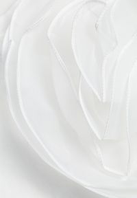 Born2be - Biały T-shirt Koszulka z Krótkim Rękawem i Aplikacją w Kształcie Kwiatu Nestairis. Kolor: biały. Długość rękawa: krótki rękaw. Długość: krótkie. Wzór: kwiaty, aplikacja. Styl: klasyczny #3