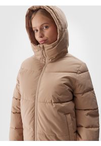 4f - 4F Kurtka puchowa z wypełnieniem syntetycznym damska - beżowa XL. Okazja: na co dzień. Kolor: beżowy. Materiał: syntetyk, puch. Długość: długie. Wzór: gładki. Sezon: zima. Styl: casual, klasyczny, sportowy #2