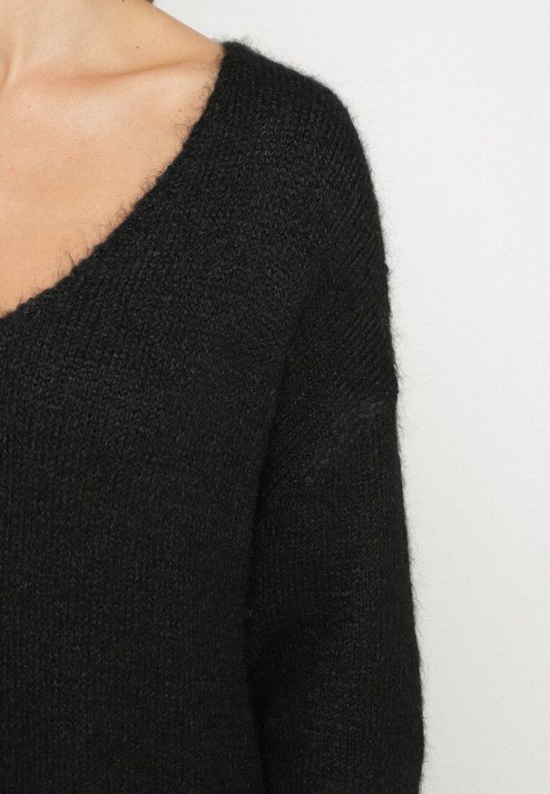 Born2be - Czarna Dzianinowa Sukienka z Domieszką Wełny o Pudełkowym Kroju Esmerea. Okazja: na co dzień. Typ kołnierza: dekolt w kształcie V. Kolekcja: plus size. Kolor: czarny. Materiał: dzianina, wełna. Długość rękawa: długi rękaw. Typ sukienki: dla puszystych. Styl: casual, klasyczny