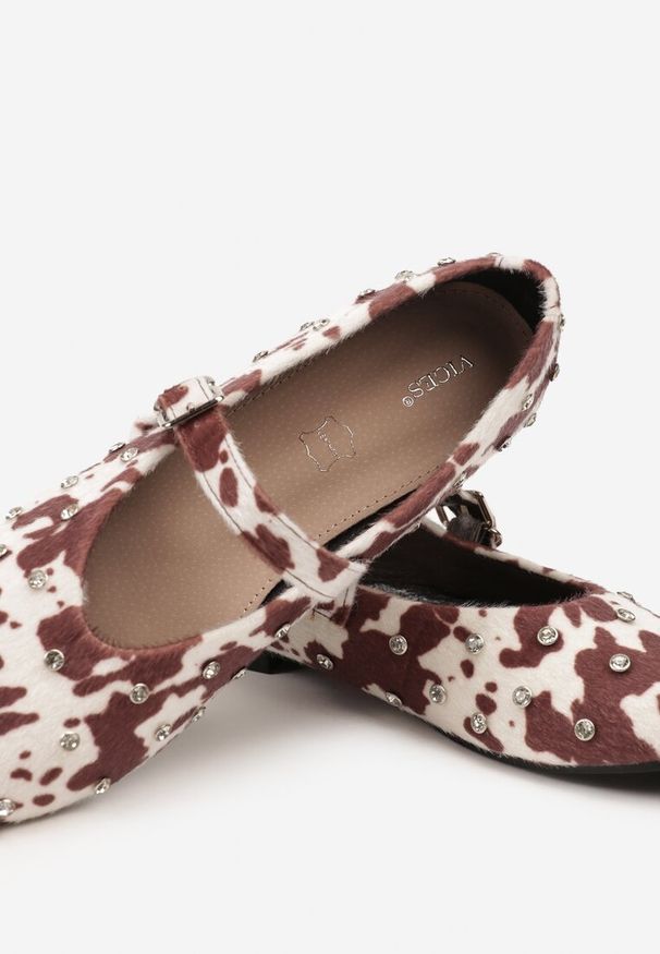 Born2be - Brązowo-Białe Balerinki Vices w Krowie Łaty z Ćwiekami Paskiem z Klamerką i Skórzaną Wkładką Riletra. Okazja: na co dzień, na randkę. Zapięcie: pasek. Kolor: brązowy. Materiał: skóra. Wzór: grochy. Styl: casual, klasyczny, elegancki