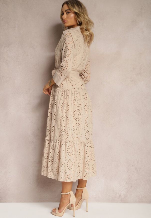 Renee - Beżowa Ażurowa Sukienka Koszulowa z Bawełnianej Tkaniny Felicema. Okazja: na co dzień. Typ kołnierza: kołnierzyk klasyczny. Kolor: beżowy. Materiał: tkanina, bawełna. Wzór: ażurowy. Typ sukienki: koszulowe. Styl: casual, klasyczny