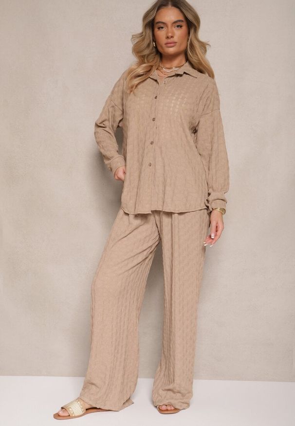 Renee - Jasnobrązowy Komplet z Tłoczonego Materiału Koszula Oversize i Spodnie Taccaria. Kolor: brązowy. Materiał: materiał