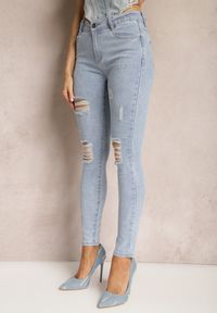 Renee - Jasnoniebieskie Casualowe Jeansy Skinny High Waist Ozdobione Przetarciami na Nogawkach Cannesi. Okazja: na co dzień. Stan: podwyższony. Kolor: niebieski. Wzór: aplikacja. Sezon: lato. Styl: casual